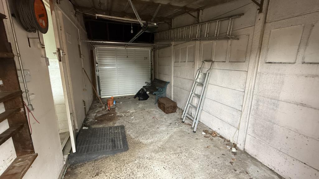 Lot: 115 - VACANT HOUSE IN NEED OF REFURBISHMENT AND REPAIR - Internal image of garage from back door